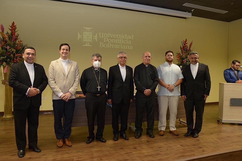 Presbítero Juan Camilo Restrepo Tamayo e invitados especiales