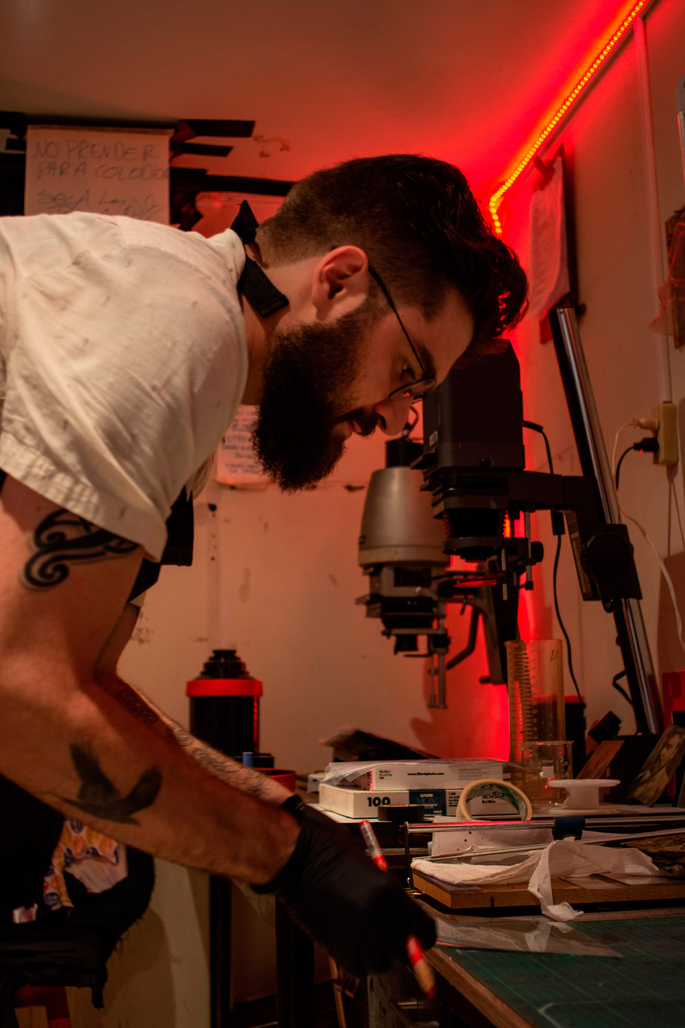 fotografo en cuarto oscuro