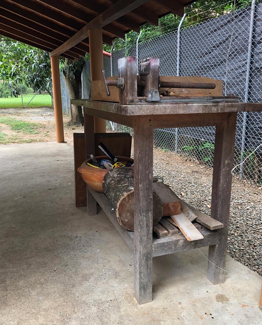 Vista del taller, en Santa fe de Antioquia, cómodo y al aire libre.