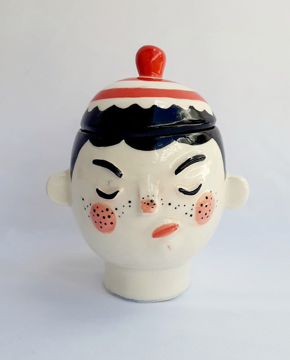 cerámica de niño con gorro
