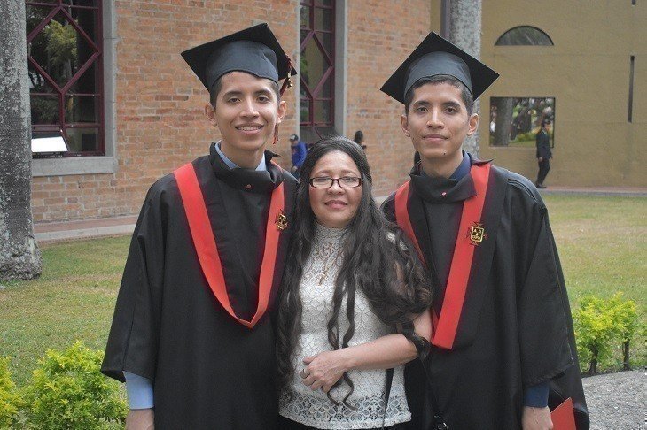 De izquierda a derecha: José Romualdo, Cecilia Pérez y Romualdo José.