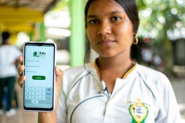 Estudiante mostrando pantalla de celular