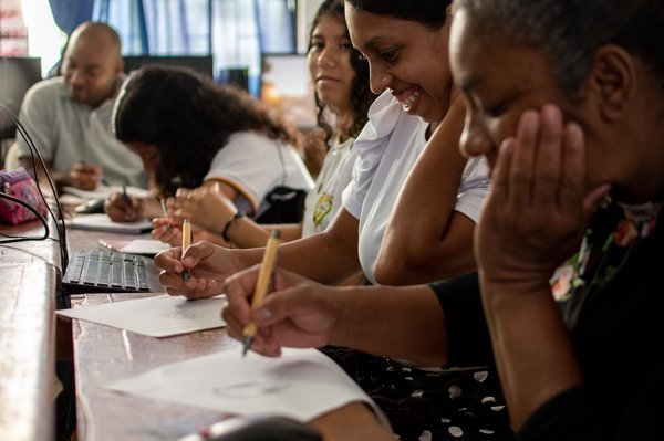 Estudiantes sosteniendo lapiz