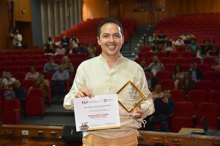 Reconocimiento Egresados Facultad de Comunicación Social y Periodismo en 25 Aniversario 