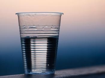 Agua en vaso plástico