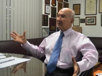 Alberto Piedrahita posando en su oficina