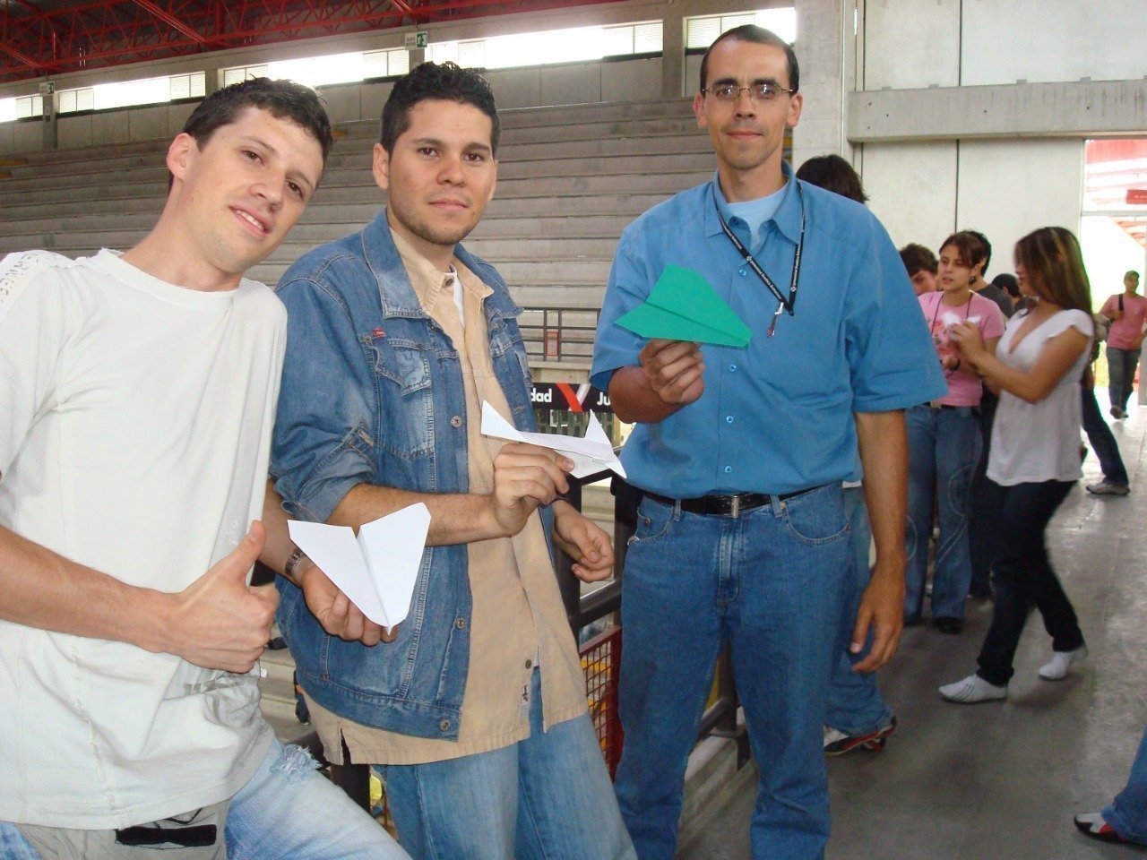 Imagen del concurso de aviones de papel