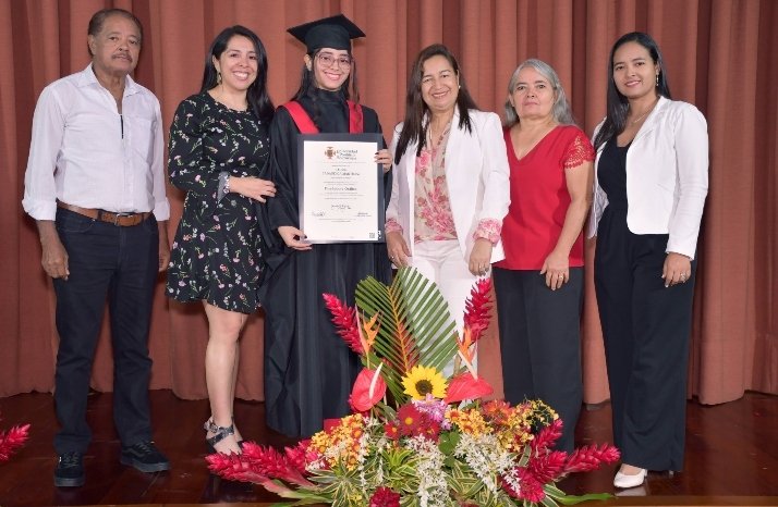 Familiares reunidos con un graduado UPB