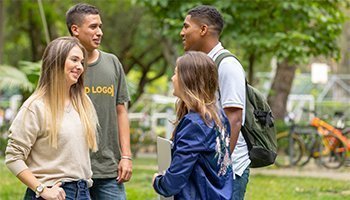 estudiantes reunidos conversando