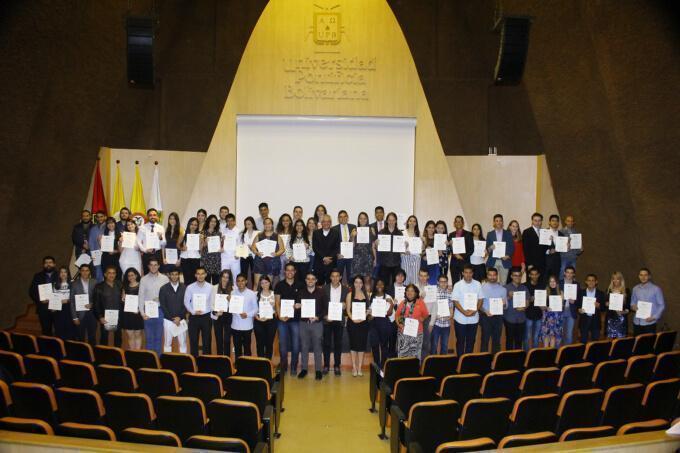 Becarios de honor con sus diplomas