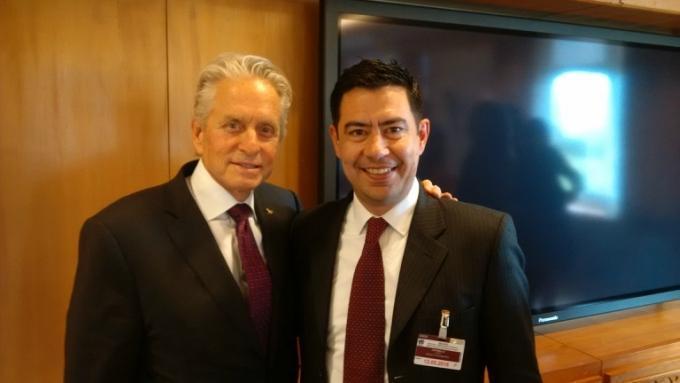 César Jaramillo (derecha) junto con Michael Douglas