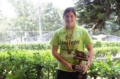 Camila Zamorano luce la medalla y el trofeo. Lleva el uniforme de la Selección.