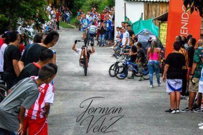 Juan Pablo Alzate Zuluaga maniobra con la bicicleta