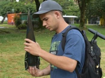 Estudiante de Ingeniería Química armando un cohete.