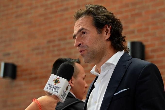 El alcalde de Medellín brindando una entrevista a medios institucionale