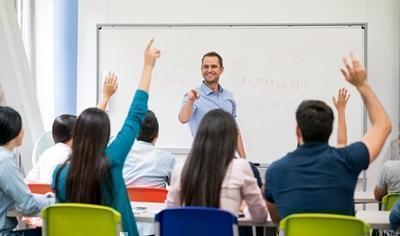 estudiantes levantado la mano. Al frente está el profesor