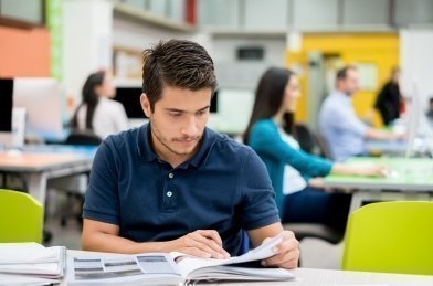 estudiante leyendo un texto