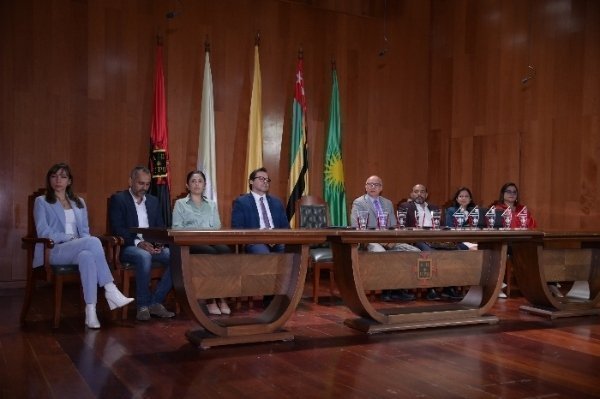 Administrativos UPB Bucaramanga ubicados en la mesa principal de un evento