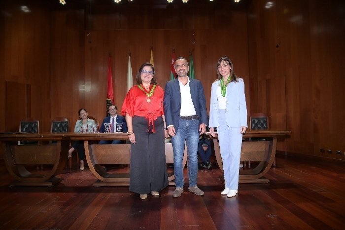 Tres personas posando para una fotografía 