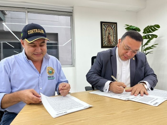 Rector UPB Bucaramanga y Contralor de Santander firmando documentos