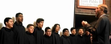 120 voces unidas cantando en la Biblioteca Central