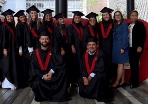 Estudiantes con toga de graduación