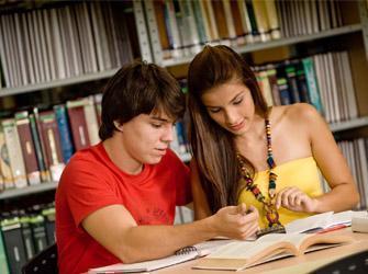 estudiantes en la Biblioteca UPB