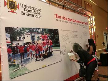 Egresados firman en un mural de recuerdos