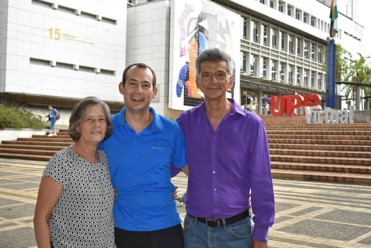 Daniel y sus papás, también egresados, visitaron el campus. De izquieda a derecha: Libia González, ingeniera electrónica; Daniel Orozco, ingeniero electrónico; Hernán Orozco, ingeniero mecánico.