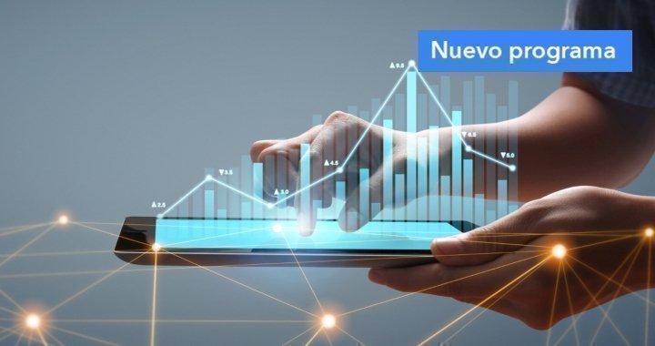 Persona sosteniendo con las dos manos una tablet digital que proyecta gráficos relacionados con finanzas