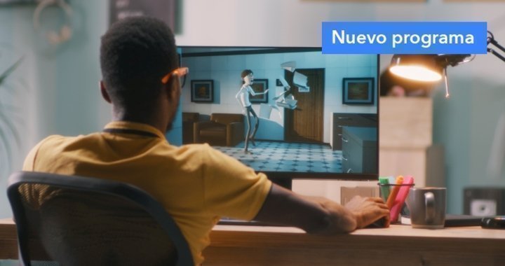 Hombre creando animaciones digitales en computador