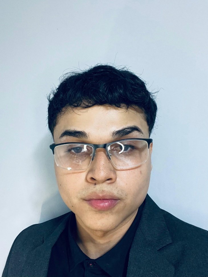 Fotografía tipo documento de un hombre