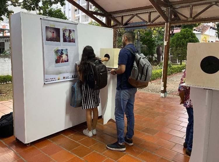 Personas visitando una exposición de fotografía y arte