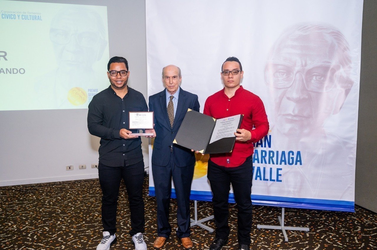 Edson Álvarez y su hermano Rubén Álvarez en la premiación