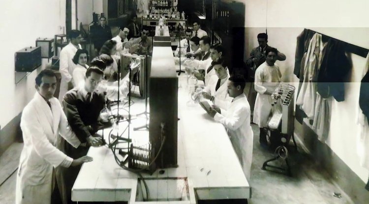 Rebeca Uribe Bone con sus compañeros de la Facultad de Química Industrial de la Universidad Católica Bolivariana en 1945