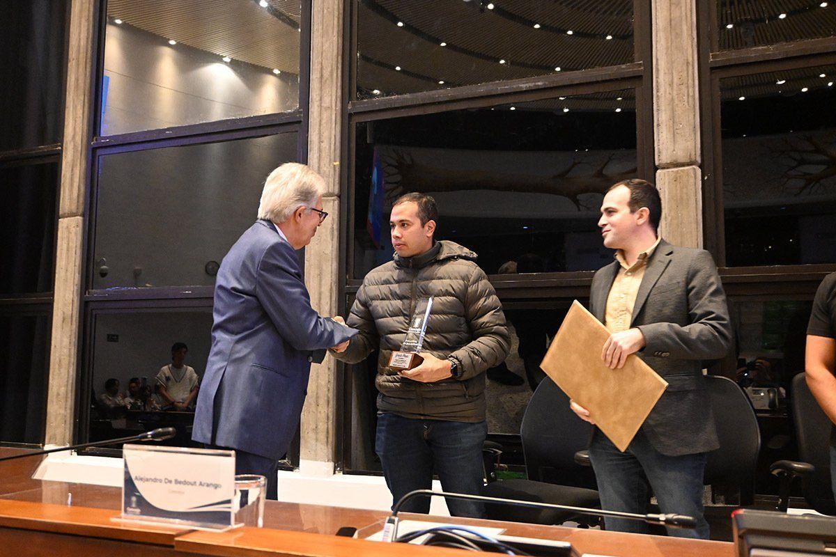 Jaime Arrubla Paucar, decano de la Escuela de Derecho y Ciencias Políticas, con los concejales Santiago Narváez Lombana y Alejandro de Bedout en la entrega de la Orden al Mérito don Juan del Corral.