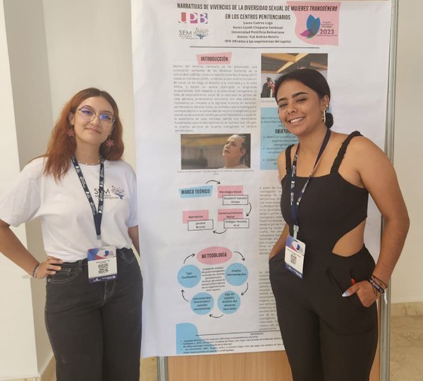 Estudiantes del Semillero de Investigación presentando su póster