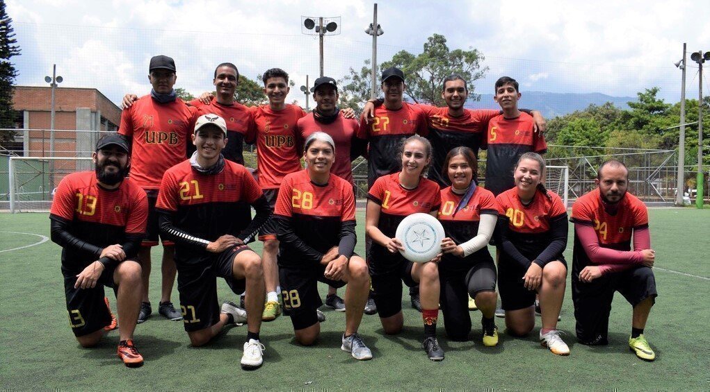 Estudiante sordo señante 