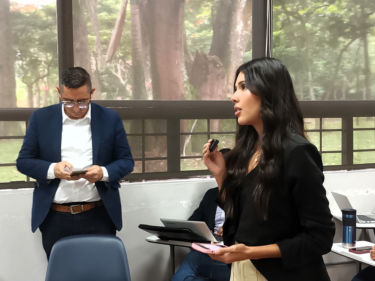 Ana Sofía Urrego, estudiante de la UPB, durante la ronda de preguntas con el presidente Zelenski.