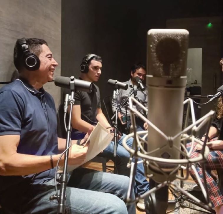 Estudiantes en el estudio de grabación Sonido Perpetuo.