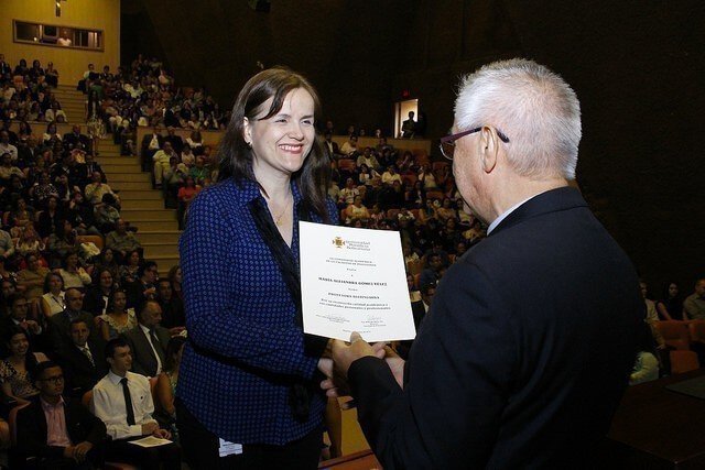 Docente recibiendo reconocimiento por parte del Rector General