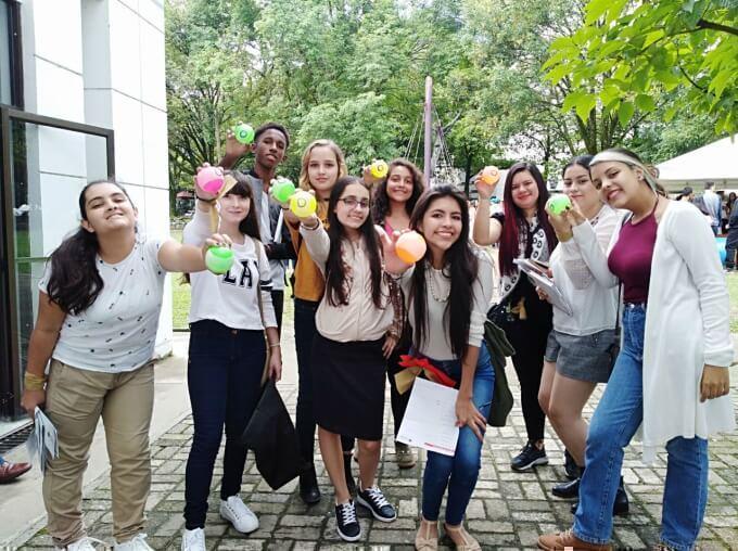 Estudiantes jugando con pelotas