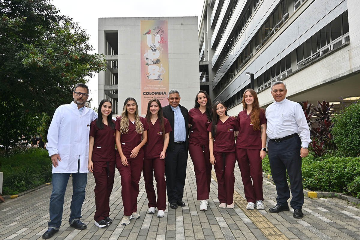 Estudiantes que viajarán a Kenia, docente Mauricio Hernández, rector general y vicerrector pastoral de la UPB.