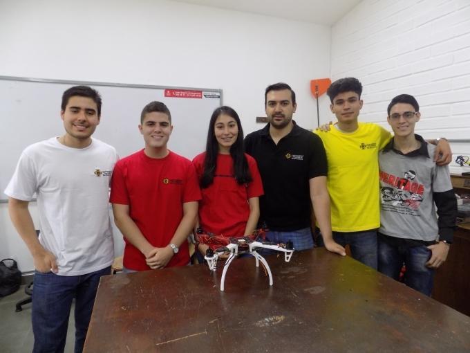 El grupo de estudiantes y en el centro Juan Pablo Alvarado, docente y líder del Semillero