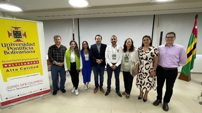 Docentes UPB BGA reunidos para una fotografía en un auditorio