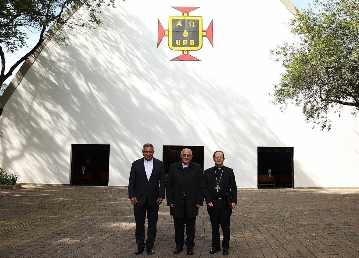 De izq. a derecha: Rector Generla de la UPB, prefecto del Dicasterio para la Cultura y la Educación de la Santa Sede y Arzobispo de Medellín.