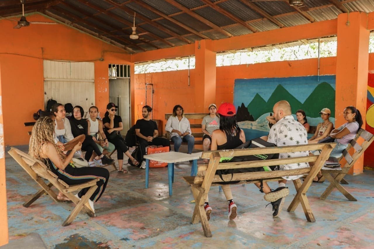 Artesanos, estudiantes y docentes en el Cedro, Ayapel