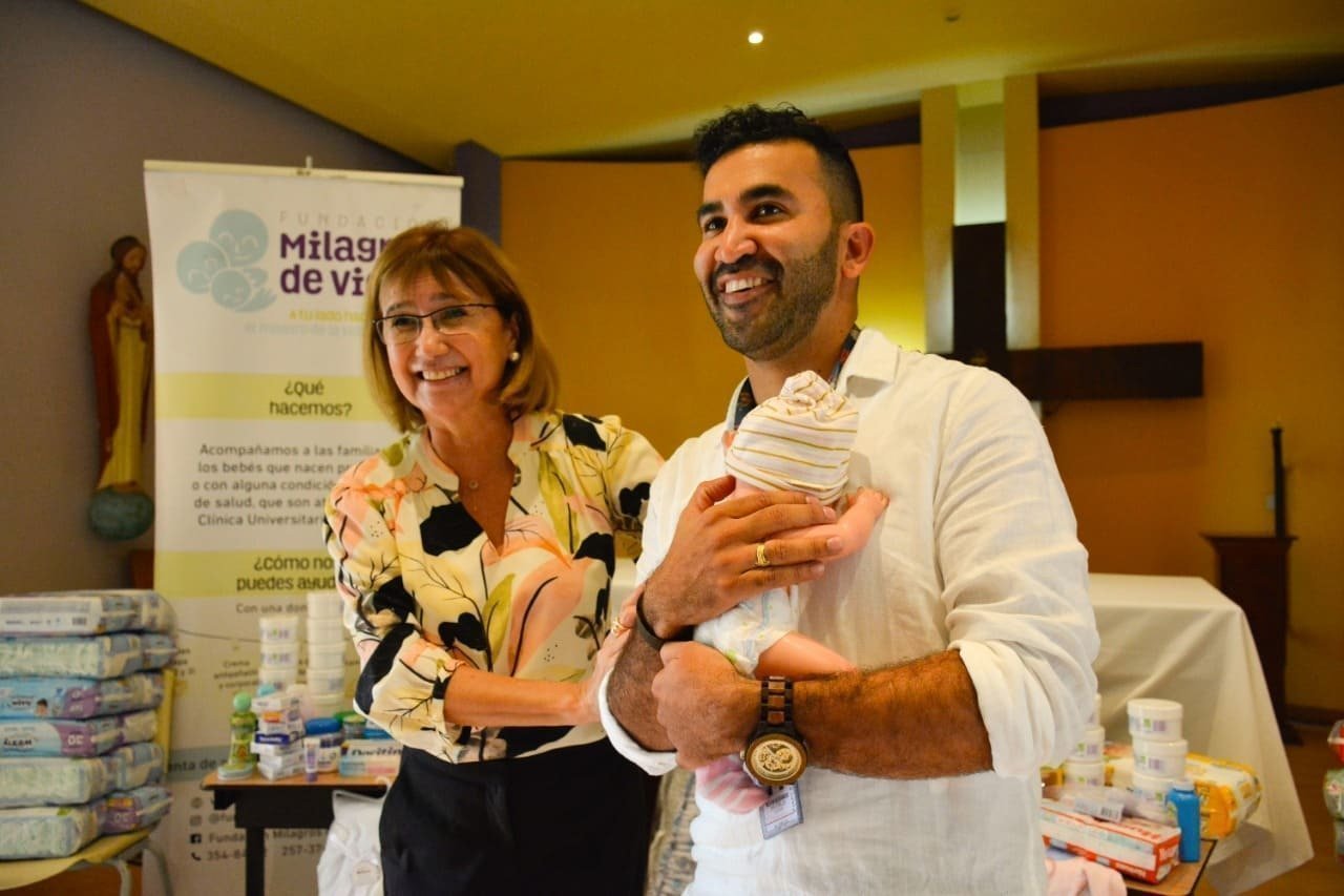 Dra. Beatriz Maria Arango, directora de la Fundacion Milagros de Vida, y Nestor Alexander Pérez Ceballos, coordinador pastoral del Colegio de la UPB.