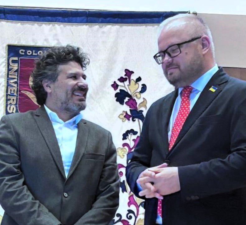 Freddy Orlando Santamaría Velasco, director de la Facultad de Ciencias Políticas de la UPB, con el embajador ucraniano, Yuriy Polyukhovych.