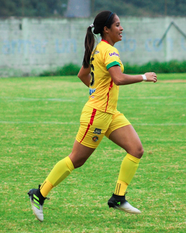 Sara Toro Castrillón en la cancha de fútbol